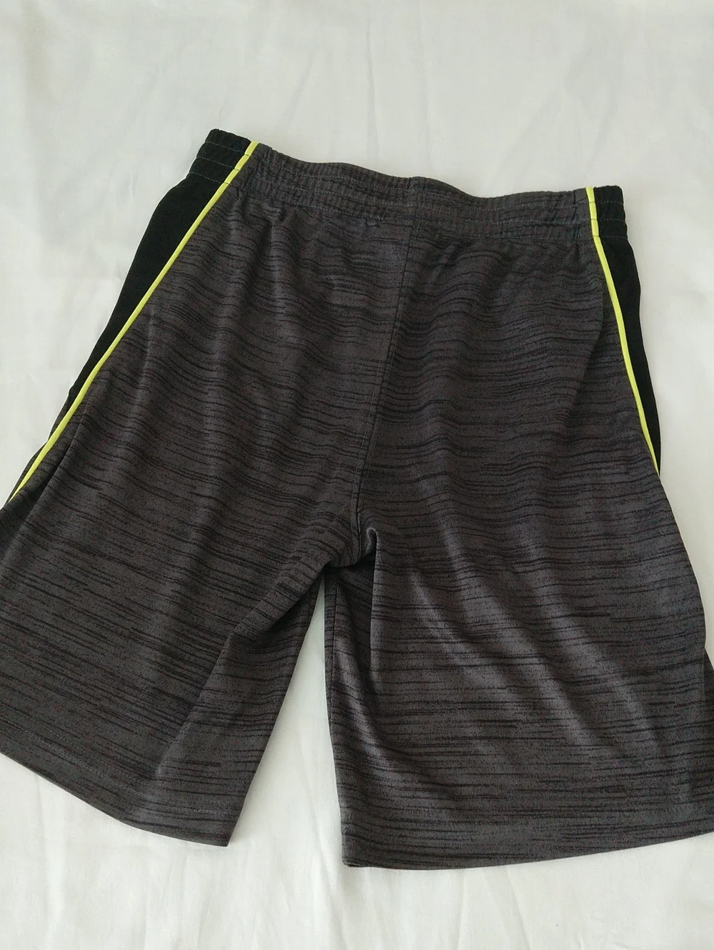 Spalding Boys Dark Grey, Black And Neon Green Athletic Shorts Size M (10-12)